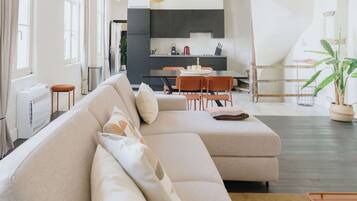 Una Smart TV, una oficina