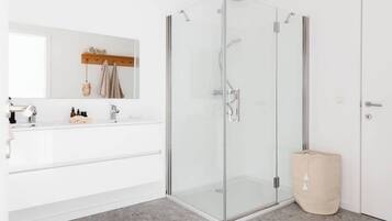 Douche, sĂšche-cheveux, serviettes fournies, shampoing