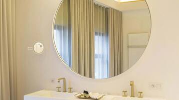 Ducha, secador de pelo, toallas