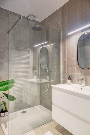 Shower, hair dryer, towels - Cozy Retreat in Antwerp with balcony (Antwerpen)