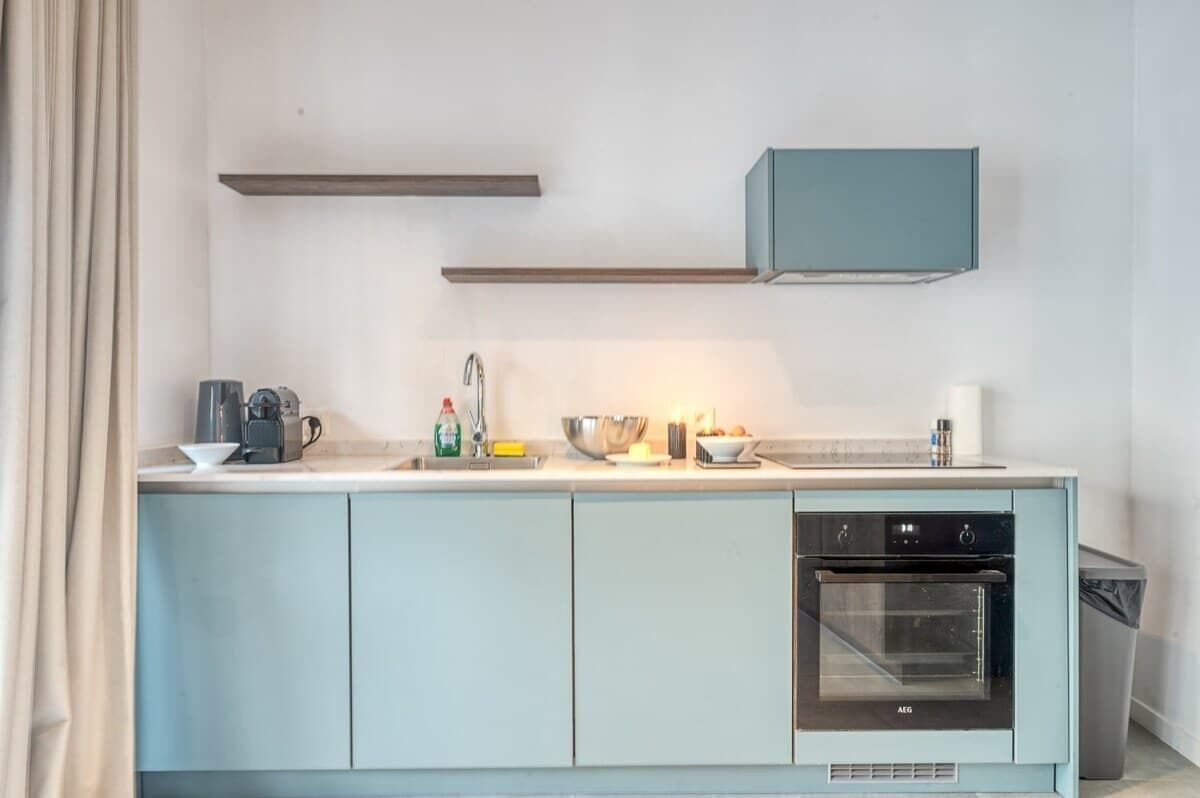 Een koelkast, een oven, een kookplaat, een vaatwasser