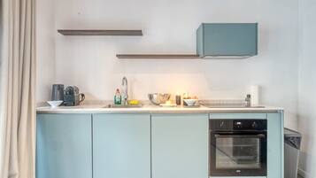 Een koelkast, een oven, een kookplaat, een vaatwasser