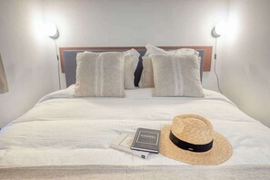 Schreibtisch, Reisekinderbett, WLAN, BettwÀsche