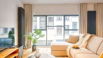 Een televisie en een kantoor