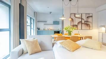 Een bureau, reisbedje, wifi, beddengoed