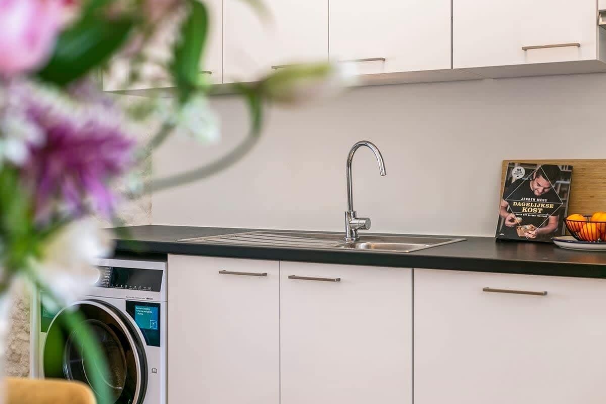 Een koelkast, een kookplaat, een vaatwasser