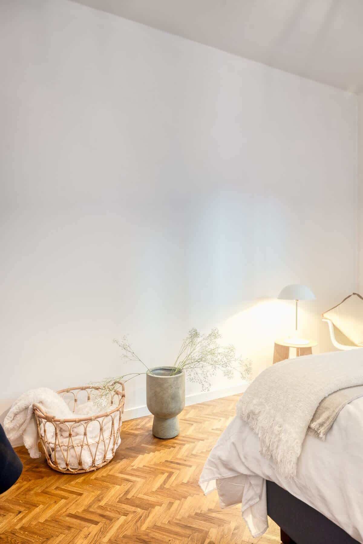 Escritorio, cuna de viaje, wifi y ropa de cama