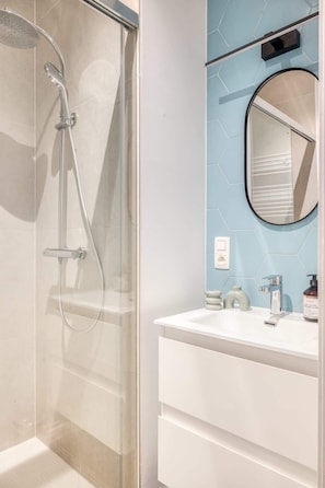 Shower, hair dryer, towels