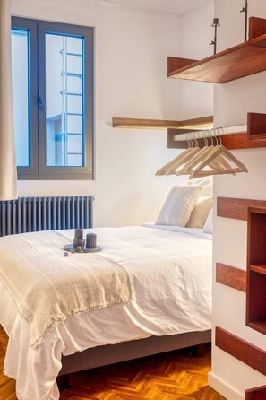 Desk, travel crib, WiFi, bed sheets - Bright 2BR Flat in Antwerp City (Antwerpen)