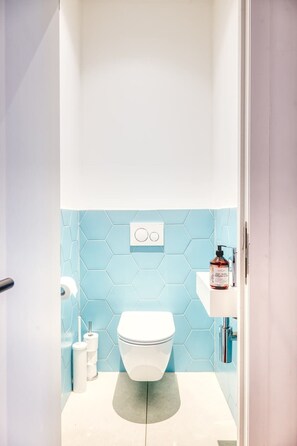 Douche, sèche-cheveux, serviettes fournies, shampoing