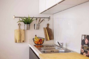 Fridge, oven, dishwasher, coffee/tea maker - Modern Antwerp Getaway: 2-BR for Six (Antwerpen)