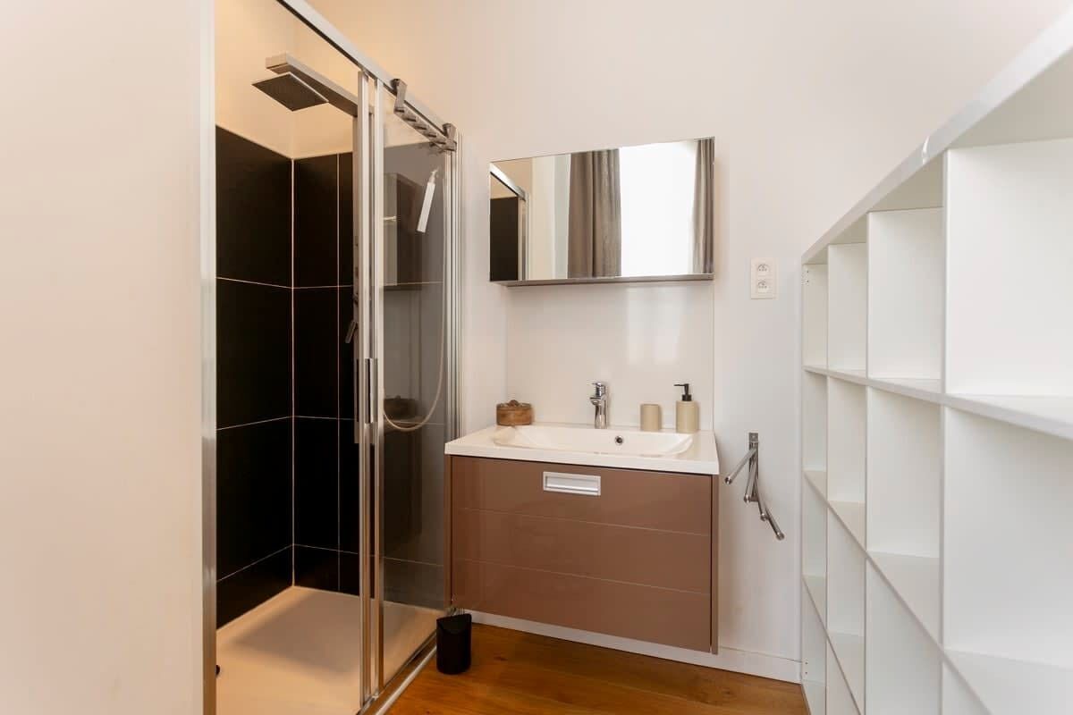 Een douche, een haardroger, handdoeken, shampoo