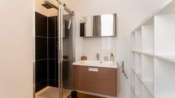 Een douche, een haardroger, handdoeken, shampoo