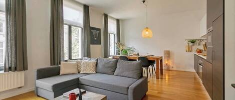 Una televisión, una oficina