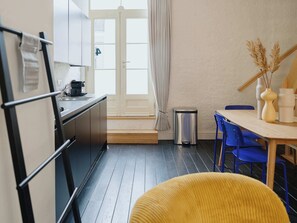 Een koelkast, een magnetron, een kookplaat, een vaatwasser