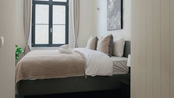 Een bureau, een strijkplank/strijkijzer, reisbedje, wifi