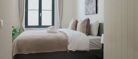 Schreibtisch, Bügeleisen/Bügelbrett, Reisekinderbett, WLAN