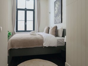 مكتب ومكواة/لوح كي وسرير سفر وواي فاي