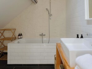 Shower, hair dryer, towels, shampoo - Spacious Triplex Apartment in Mechelen (Mechelen)