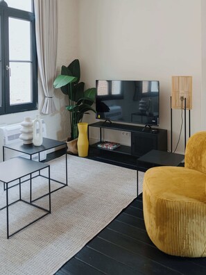 Een televisie en een kantoor