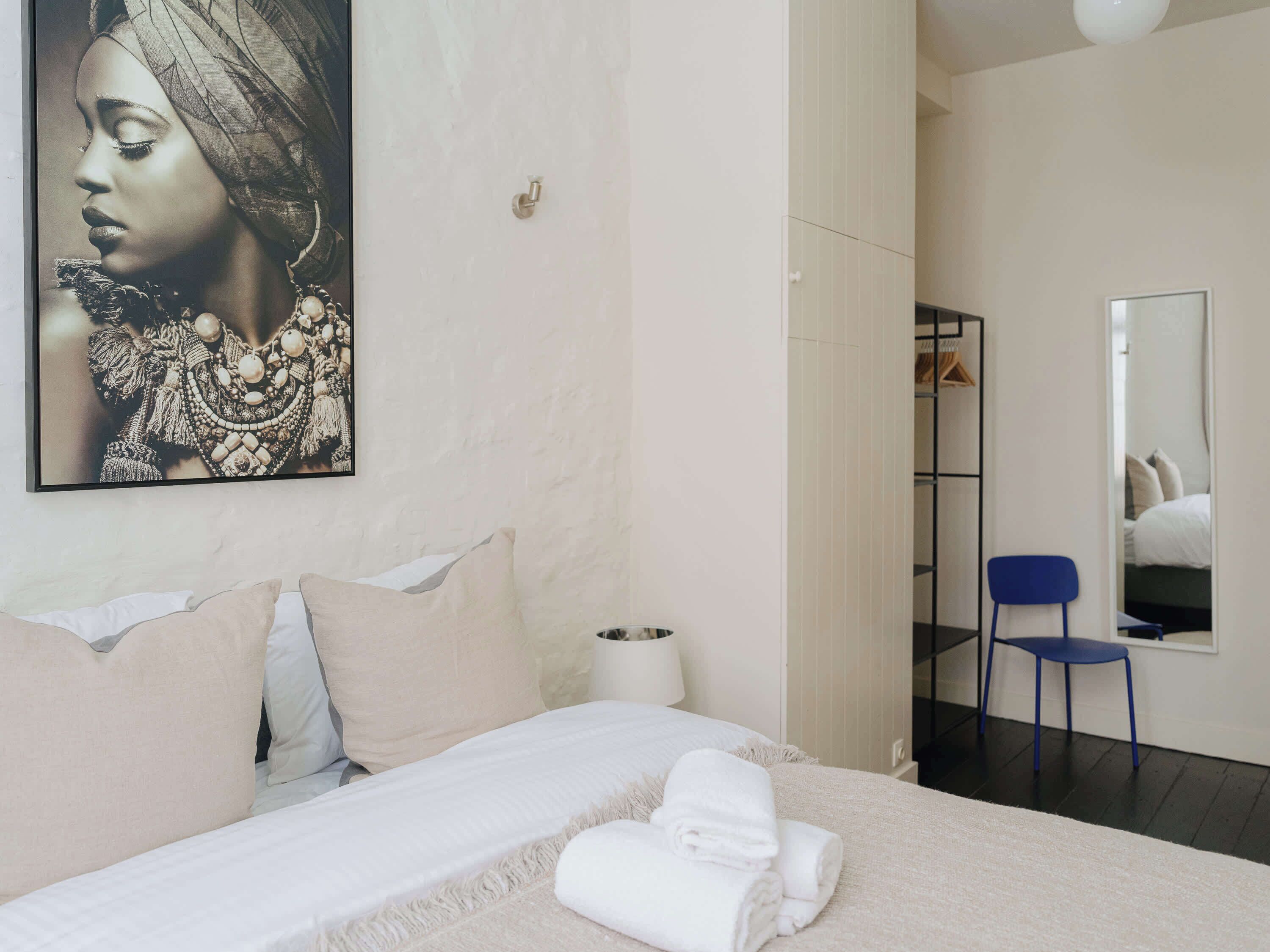 Escriptori, planxa i posts de planxar, un bressol de viatge i wifi 