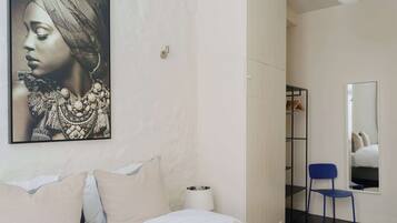 Escriptori, planxa i posts de planxar, un bressol de viatge i wifi