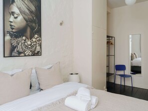 Een bureau, een strijkplank/strijkijzer, reisbedje, wifi