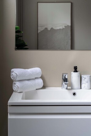 Shower, hair dryer, towels - Heaven Suite with Museum Views (Antwerpen)