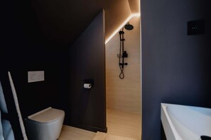 Shower, towels - Elegant and Spacious Suites (Antwerpen)