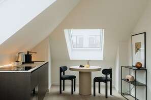 Réfrigérateur, micro-ondes, plaque de cuisson, lave-vaisselle