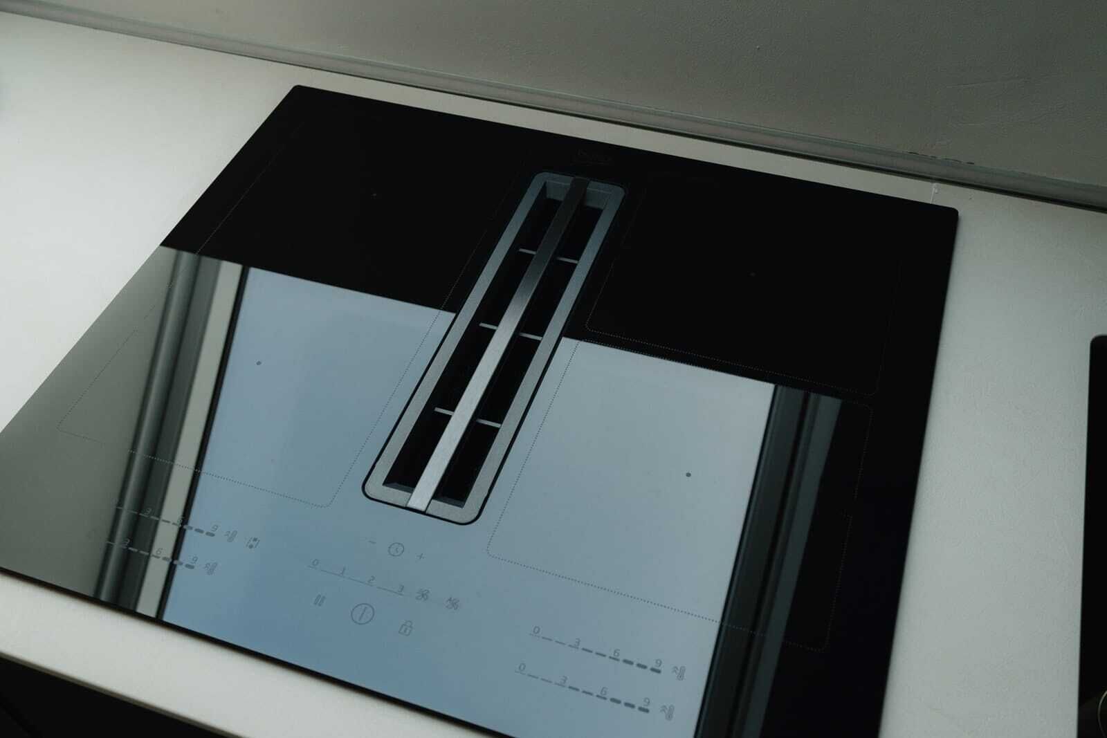 Une cuisine moderne équipée d’un four à micro-ondes et d’un four encastrés.