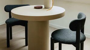A round table with a vase of flowers, two chairs, and a window in a room with wooden flooring. - Spacious Suite for 4 with Kitchenette (Antwerpen)