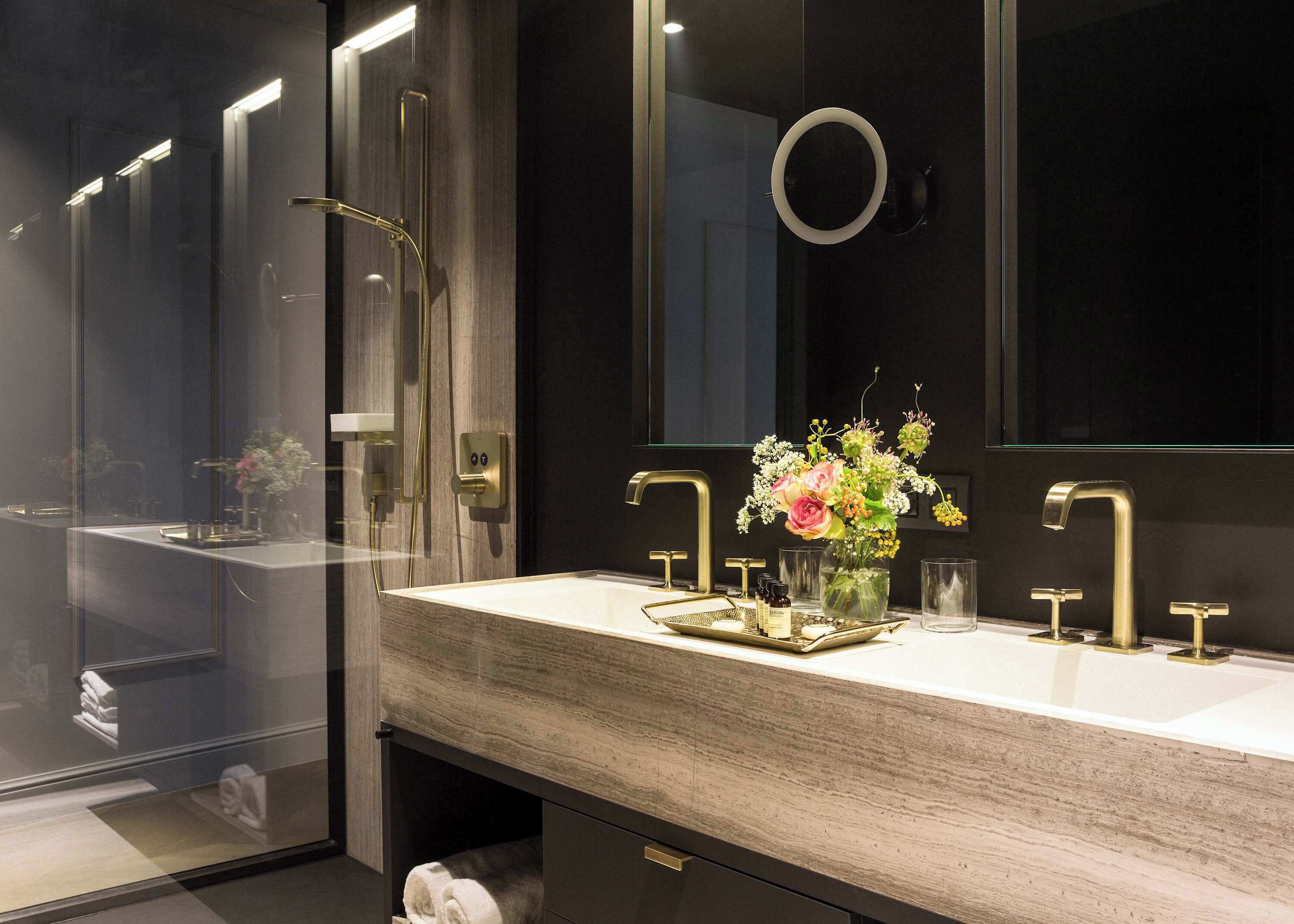 Een douche, een haardroger, handdoeken