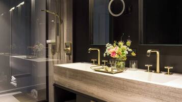 Een douche, een haardroger, handdoeken