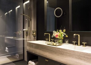 Douche, sèche-cheveux, serviettes fournies