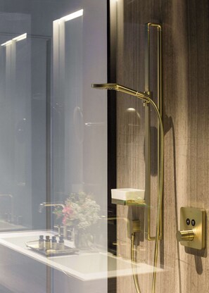 Shower, hair dryer, towels - Cozy & private suite with cathedral view (Antwerpen)