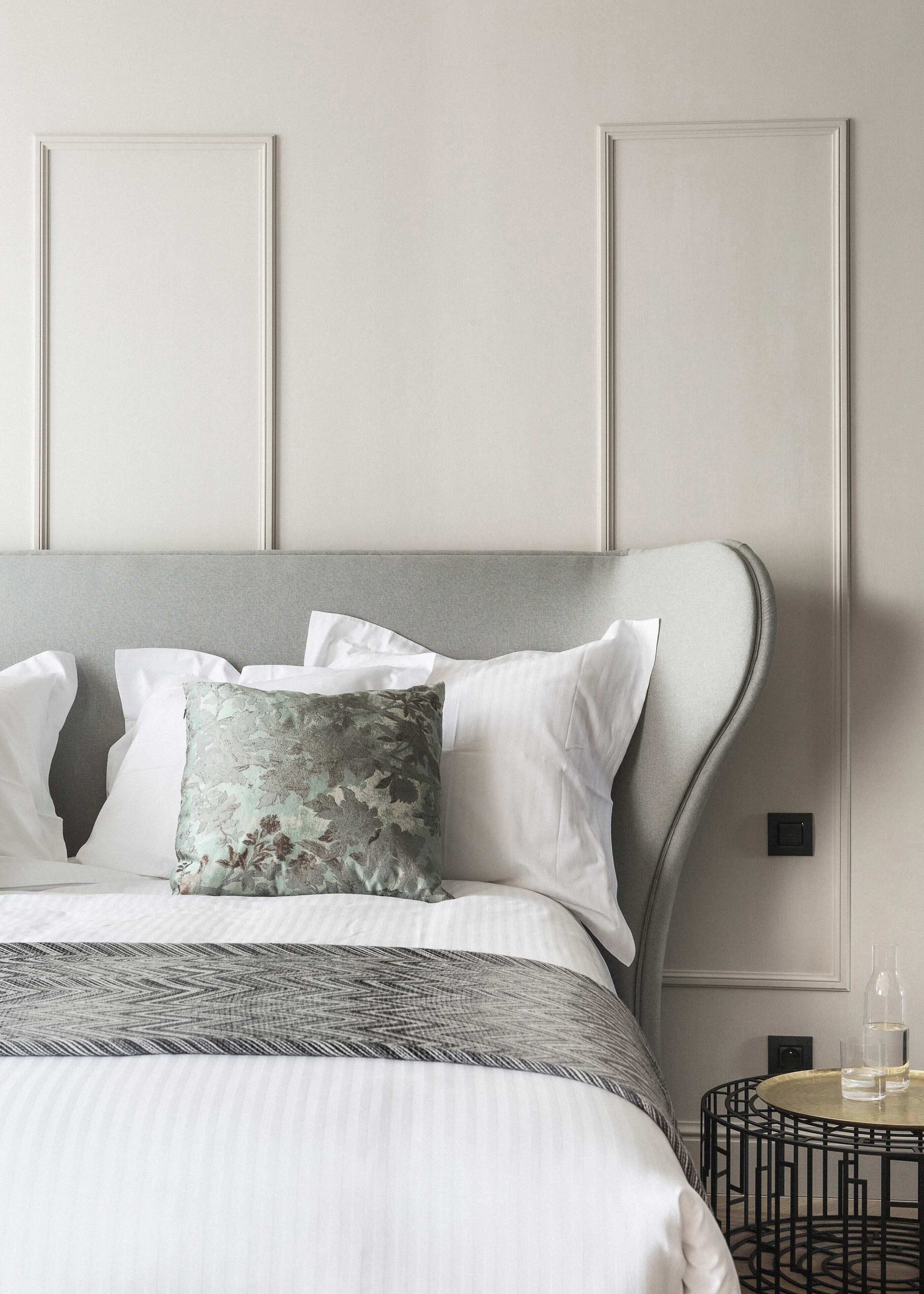 Een bureau, een strijkplank/strijkijzer, wifi, beddengoed