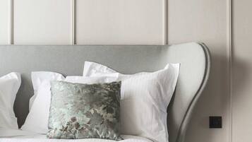 Een bureau, een strijkplank/strijkijzer, wifi, beddengoed