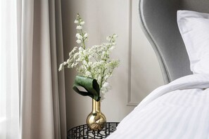 Escritorio, tabla de planchar con plancha, wifi y ropa de cama 