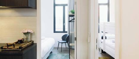 Travel crib, WiFi, bed sheets