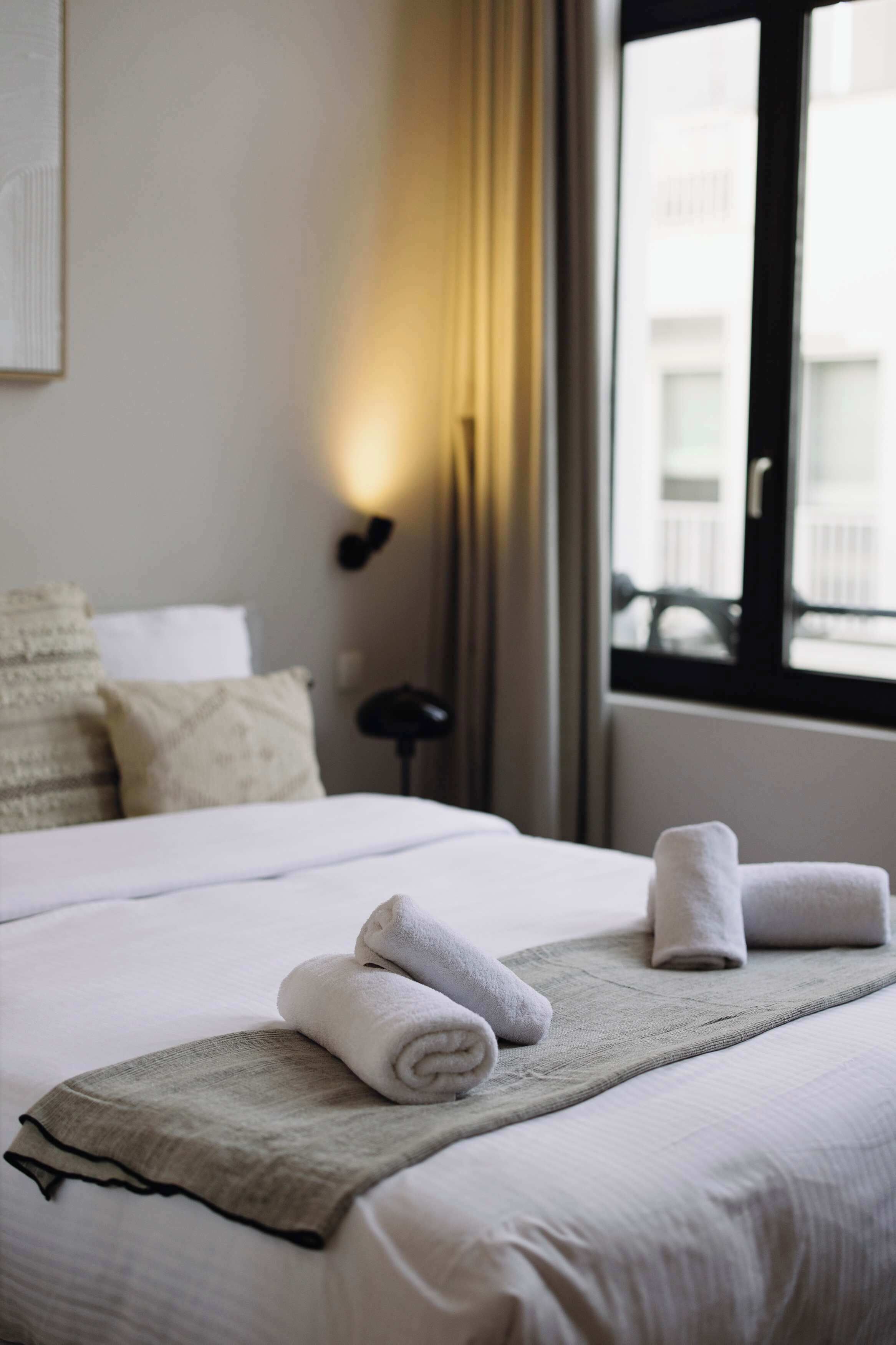 Travel crib, WiFi, bed sheets