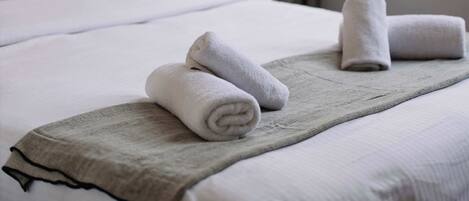 Travel cot, WiFi, bed sheets