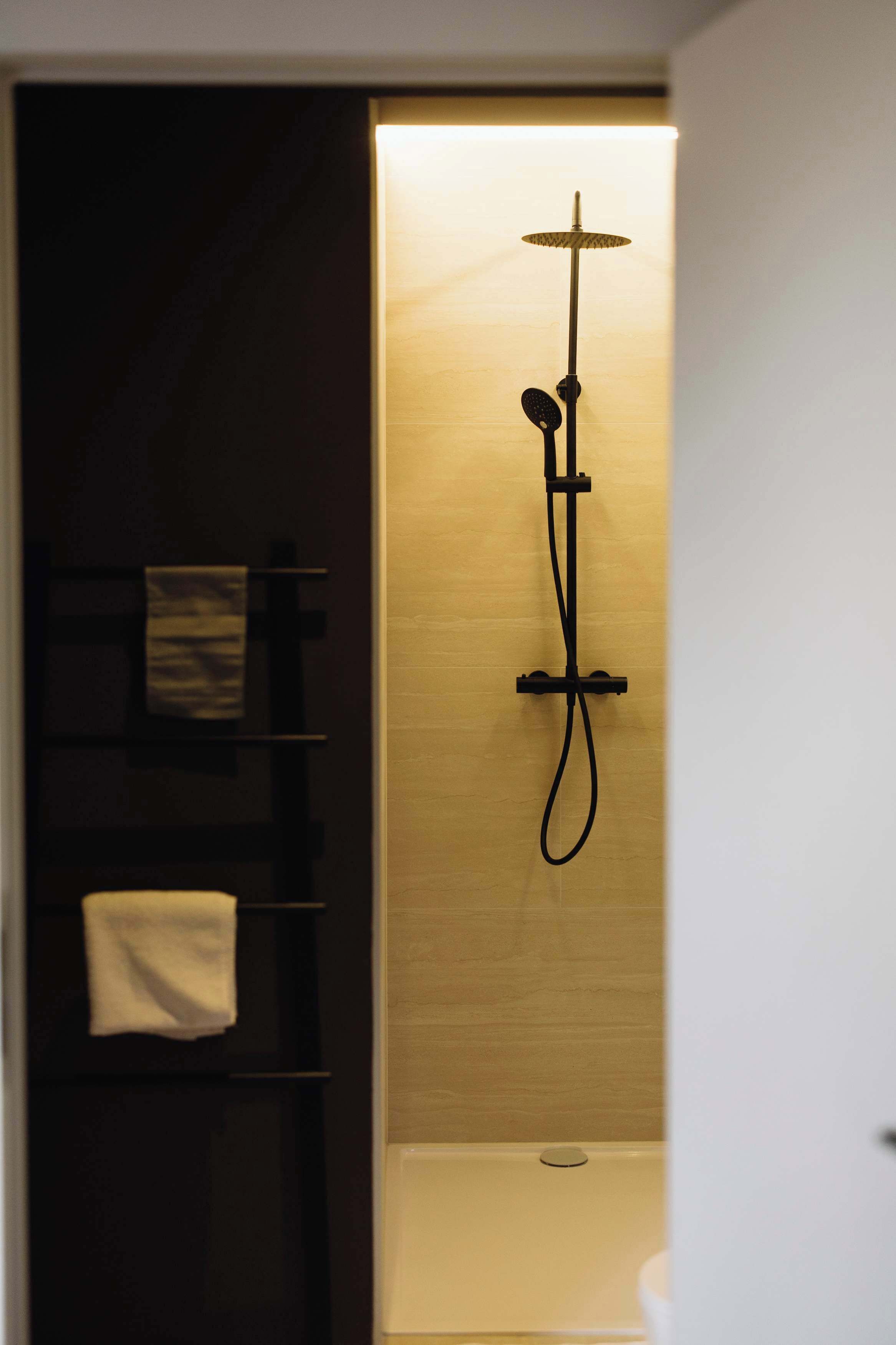 Douche, sèche-cheveux, serviettes fournies, shampoing