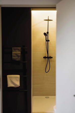 Shower, hair dryer, towels, shampoo - Bright 2-Bedroom Getaway for up to 6 Guests (Antwerpen)