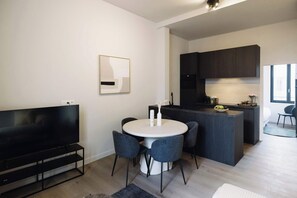 Dining - Bright 2-Bedroom Getaway for up to 6 Guests (Antwerpen)
