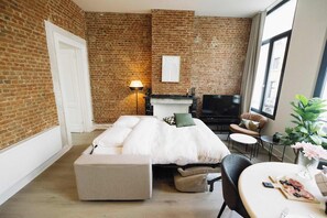 TV, offices - Bright 1-Bedroom Apartment with Balcony in Antwerp (Antwerpen)
