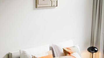 Cuna de viaje, wifi y ropa de cama