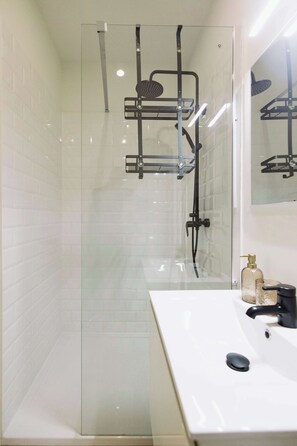 Shower, hair dryer, towels, shampoo - Bright 1-Bedroom Apartment with Balcony in Antwerp (Antwerpen)