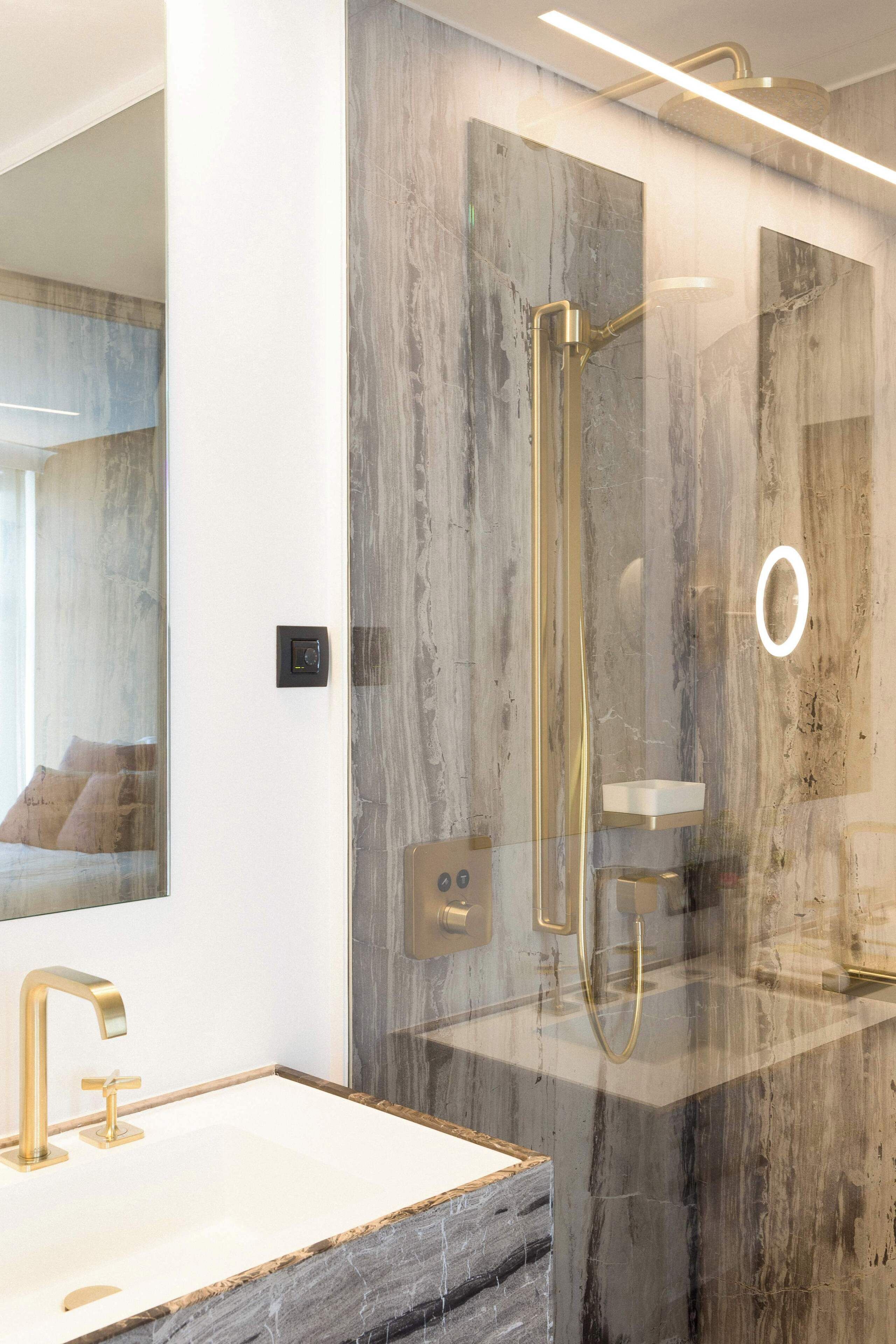 Dusche, Haartrockner, Handtücher