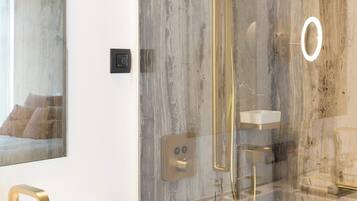 Dusche, Haartrockner, Handtücher